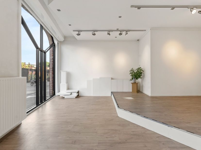 Dit ruime en lichtrijke pand op de gelijkvloerse verdieping van een appartementsgebouw is gelegen op een drukke commerciële locatie in het bruisende h