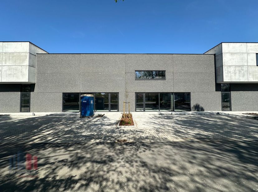 Gloednieuwe KMO-unit met een oppervlakte van 188 m² te huur. Uitstekend gelegen&amp;nbsp;langs de commerciële Geallieerdenlaan (N58) met een vlotte verbin