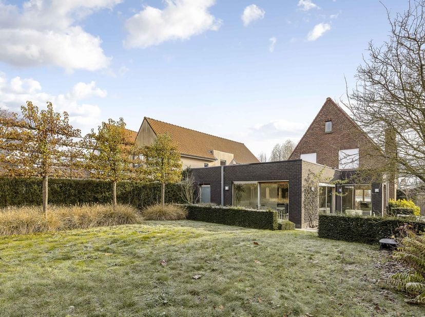 Deze rustig gelegen woning midden een hapbare tuin biedt alle wooncomfort voor alleenstaanden, samenwonenden, een gezin. Vakkundig gerenoveerd naar hu