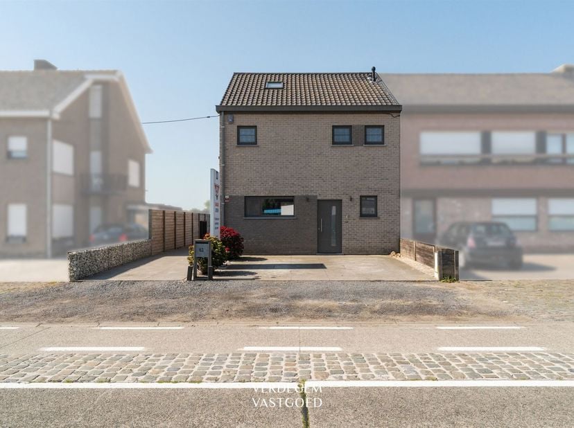 Oosteeklo is centraal gelegen tussen Gent, Brugge, Antwerpen en de kust.<br />
Deze woning met loods situeert zich op een uiterst bereikbare locatie,