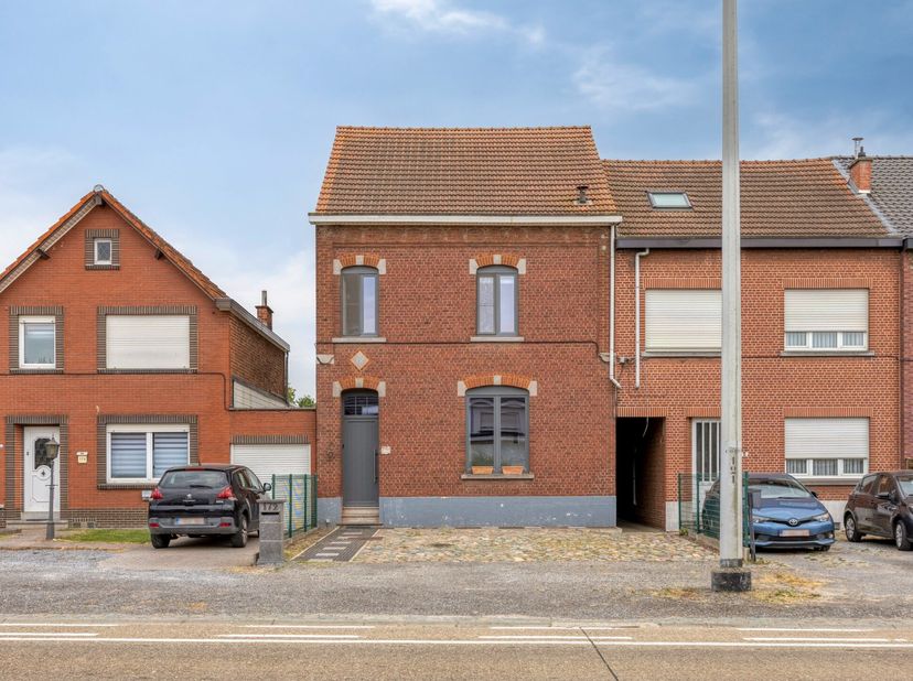 Deze prachtige woning is gelegen in de rustige gemeente Boutersem en biedt alles wat je nodig hebt voor een comfortabel en gezellig thuis. De locatie