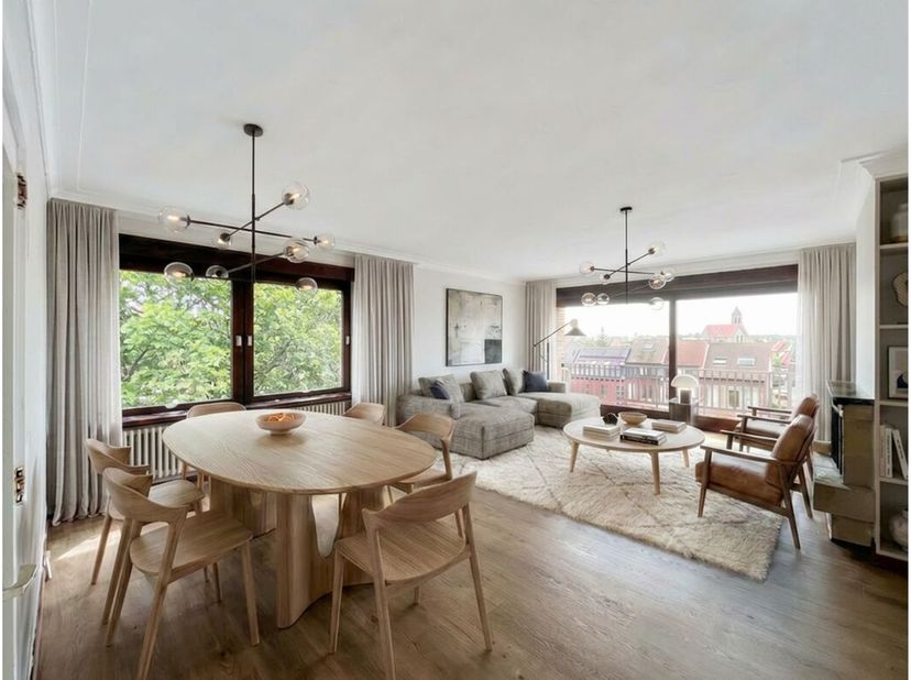 Zeer ruim en lichtrijk appartement gelegen in de Baron Ruzettelaan op wandelafstand van winkels, scholen en openbaar vervoer. Aansluitend is er een vl