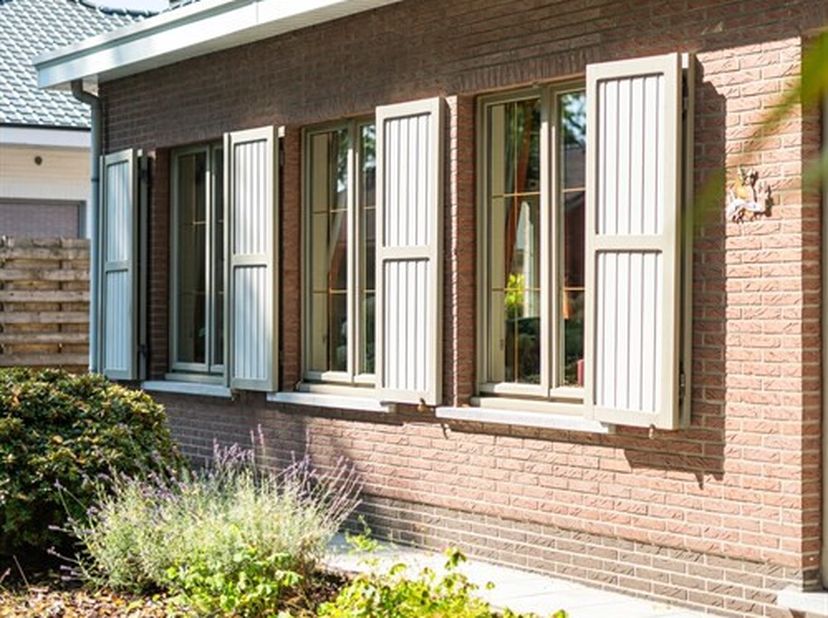 Deze uitstekend onderhouden gezinswoning is gelegen in een rustige, groene woonwijk op een gegeerde locatie nabij het centrum van Sint-Job.<br />
Hier