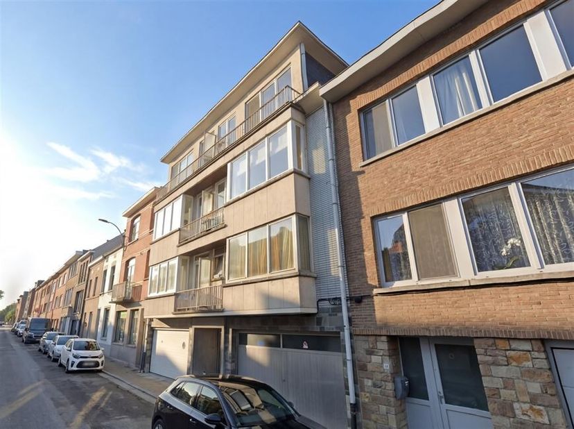 TOPPER!! ENERGIEZUINIG! VLAKBIJ CENTRUM! <br />
Energiezuinig (EPC: C), appartement  (77 M2) met balkon inclusief garage.<br />
De 2 e verdieping heef