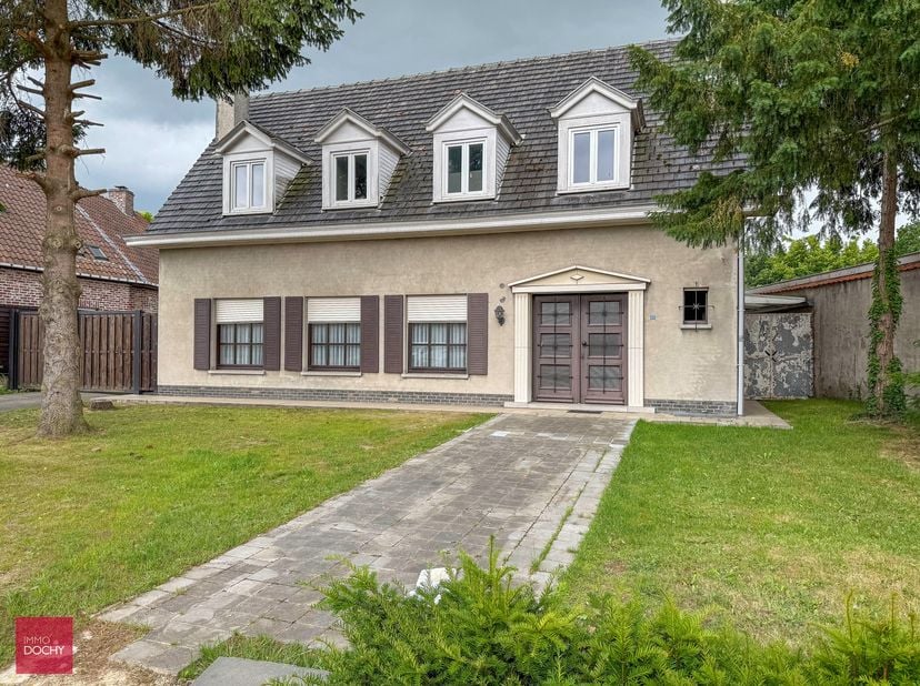Klassieke te renoveren villa bestaande uit een inkomhall, grote living met open haard, aparte keuken, 3 slaapkamers, badkamer, kelder. Bijgebouw 130m²