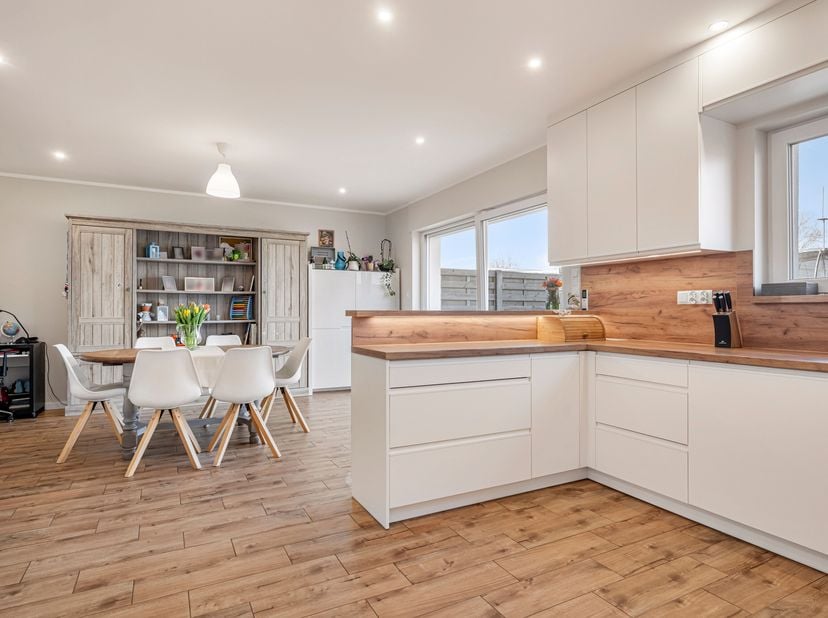 Ruime gezinswoning in rustige wijk te koop in Wevelgem<br />
Deze ruime gezinswoning in Wevelgem is gelegen in een rustige wijk en combineert comfort,