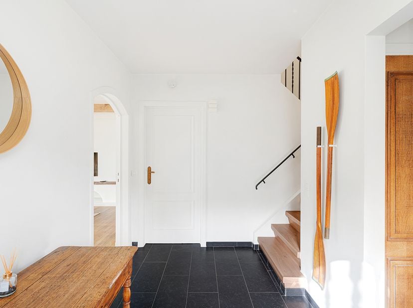 Découvrez cette sublime villa jumelée entièrement rénovée, située à seulement 150 mètres de la plage. Cette charmante habitation allie un intérieur à