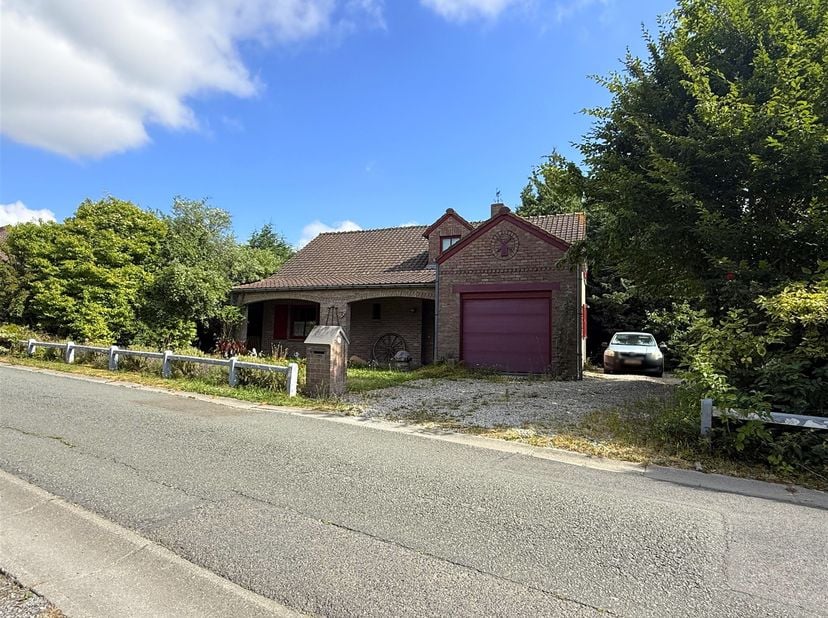 Aangename vrijstaande villa met 3 slaapkamers en een tuin, gelegen op het platteland in een doodlopende straat.<br />
<br />
Deze woning bestaat uit:<