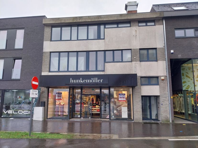 Ben je op zoek naar een commerciële ruimte met een vlotte bereikbaarheid en praktische voorzieningen? Deze handelsruimte op het gelijkvloers in Houtha