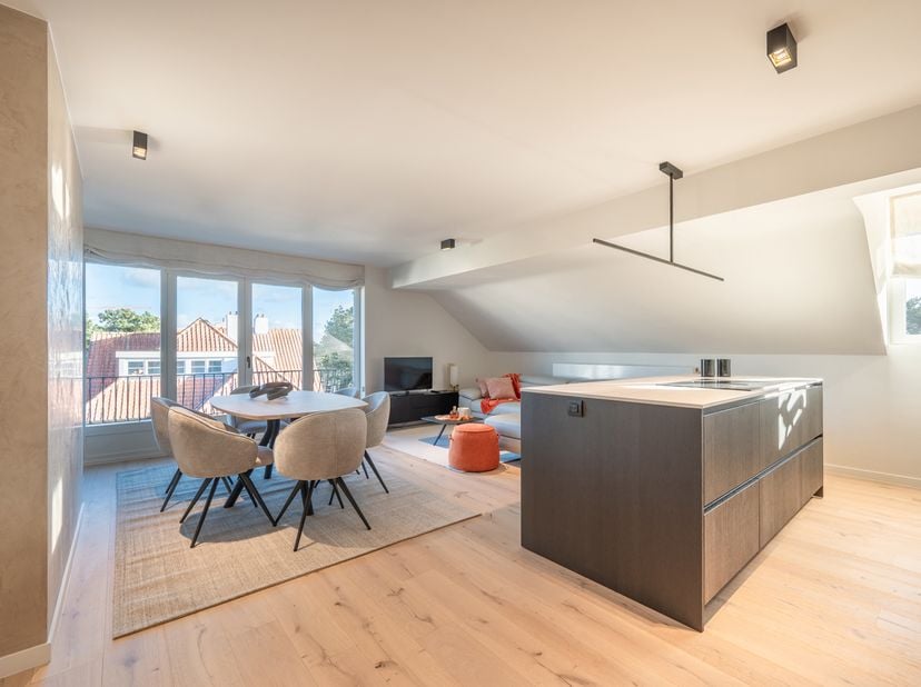 Stijlvol gerenoveerd appartement in een charmante villaresidentie, uitzonderlijk gelegen in het hart van het Zoute, vlakbij het Dominicanenkerkje. Ind