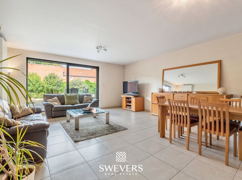 Voor meer info en foto’s, surf naar www.swevers.be – Instapklaar gelijkvloers appartement met 2 slaapkamers, private tuin en terras op een topligging