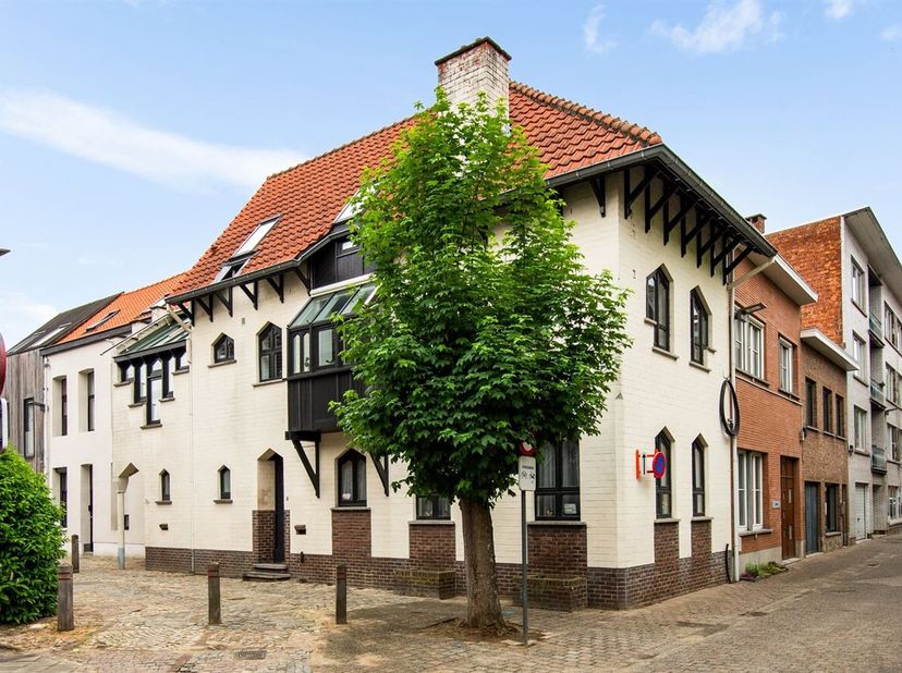 Welkom in deze unieke historische woning in het hart van Mechelen.<br />
Deze karaktervolle en instapklare eigendom combineert authentieke architectuu