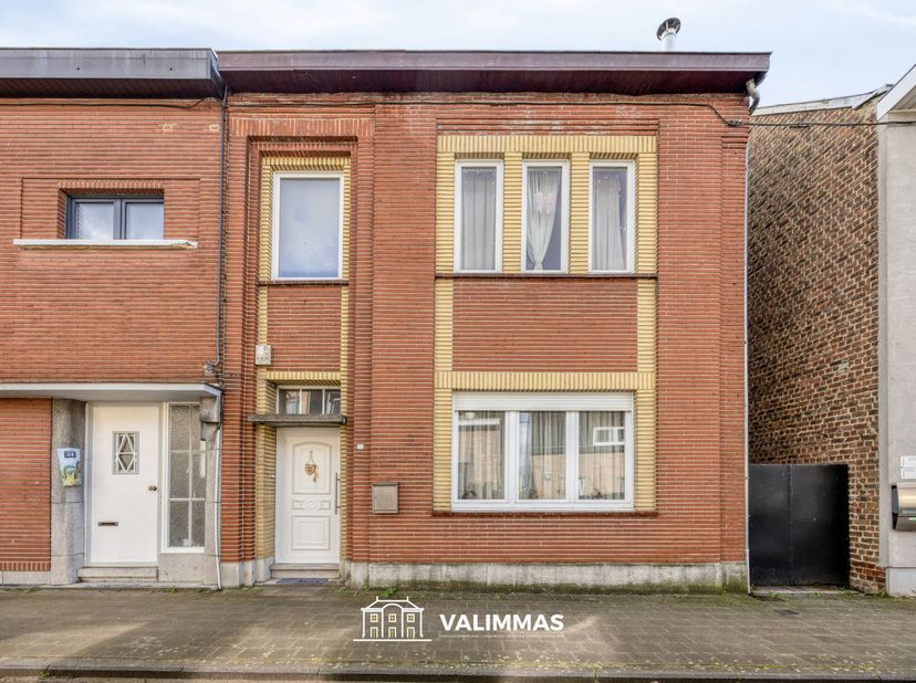 VALIMMAS verkoopt deze ruime, zeer degelijke en welgelegen woning met mooi terras en tuin...<br />
<br />
Het gelijkvloers omvat een inkomhal, een liv