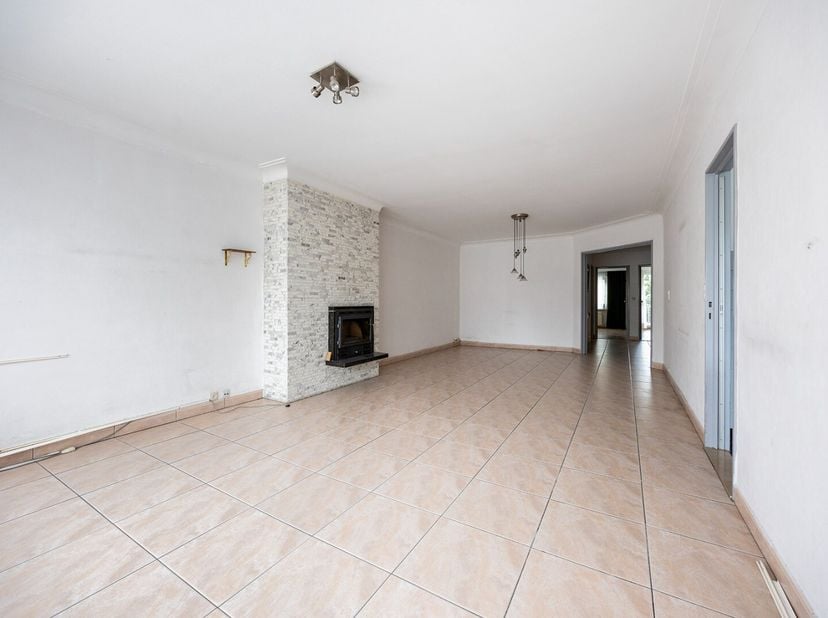 Indeling<br />
U betreedt het appartement via een centrale inkomhal die doorgang geeft aan de meeste ruimtes in het appartement. Vooraan is er de woon