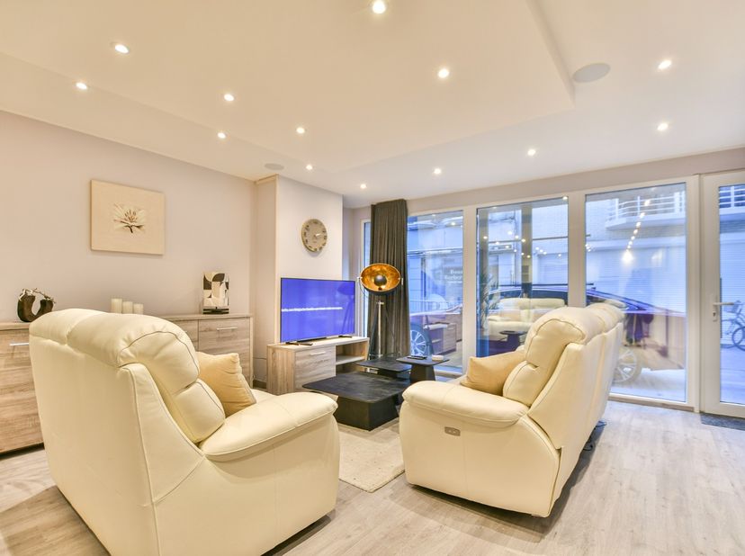 Dit prachtige appartement, gelegen in het hartje van Blankenberge, combineert hedendaags comfort met een uitstekende ligging. Ideaal voor wie op zoek