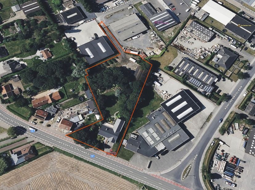 Op een ruim perceel van 4.097 m2 bevindt zich deze alleenstaande villa met loods en een prachtig aangelegde tuin.<br />
<br />
De villa beschikt over