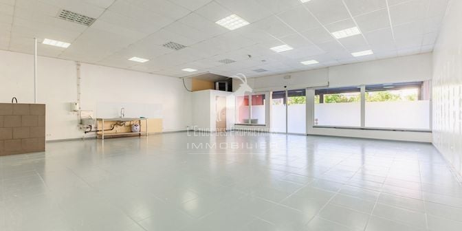 Bedrijfsvastgoed te huur in Rue Adolphe Desy 81/82, 6031 Monceau-sur-Sambre