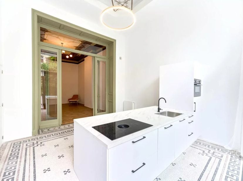 Pand voorgesteld door Carla Rodriguez: 0494 07 97 54 / carla.rodriguez@victoire.be<br />
Victoire Junot biedt dit prachtige duplex op de begane grond