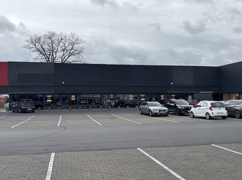 Baanwinkel te huur met een oppervlakte van ca. 431m² (bruto oppervlakte) op commerciële ligging langs de Brugsesteenweg in Roeselare. <br />
<br />
Ge