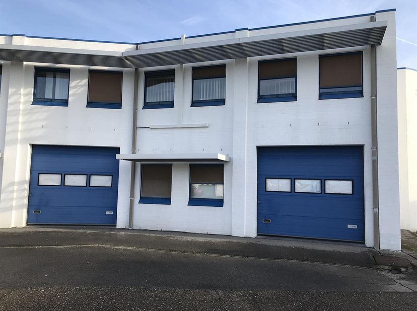 Magazijn van 90m² te huur. Het magazijn is voorzien van een grote sectionaalpoort en biedt de mogelijkheid om goederen te stapelen (tot 4 meter). Het