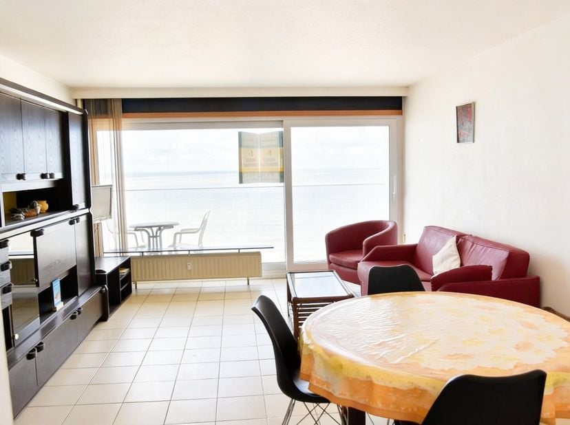 Bemeubeld appartement op de 5de verdieping, uitsluitend bestemd als tweede verblijf (geen vaste bewoning), gelegen op de zeedijk met frontaal zeezicht