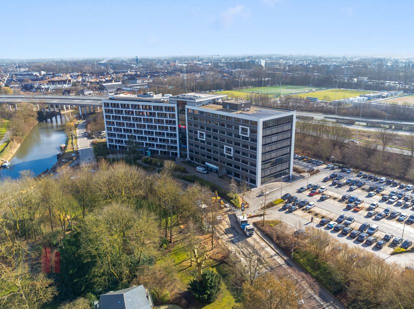 Perfect gelegen kantoorruimte van&amp;nbsp; 750 m² op de 7e verdieping&amp;nbsp;met snelle verbinding naar E40 (3 km) en E17 (1,5 km), alsook de R4 (3 km).&amp;nb