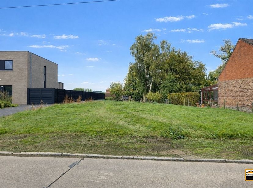 Landelijk gelegen perceel grond gelegen in woongebied met een oppervlakte van 8are 20ca. <br />
Het perceel heeft een zuid-oost oriëntatie en heeft e
