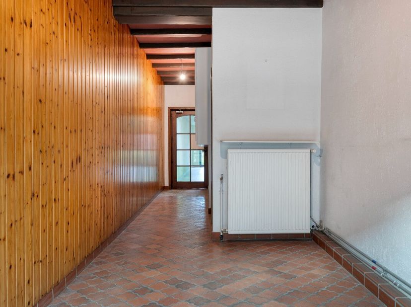 ieuse maison à rénover avec entrepôt à vendre à Sint-Baafs-Vijve.Cette spacieuse maison située au centre de Sint-Baafs-Vijve offre de nombreuses possi