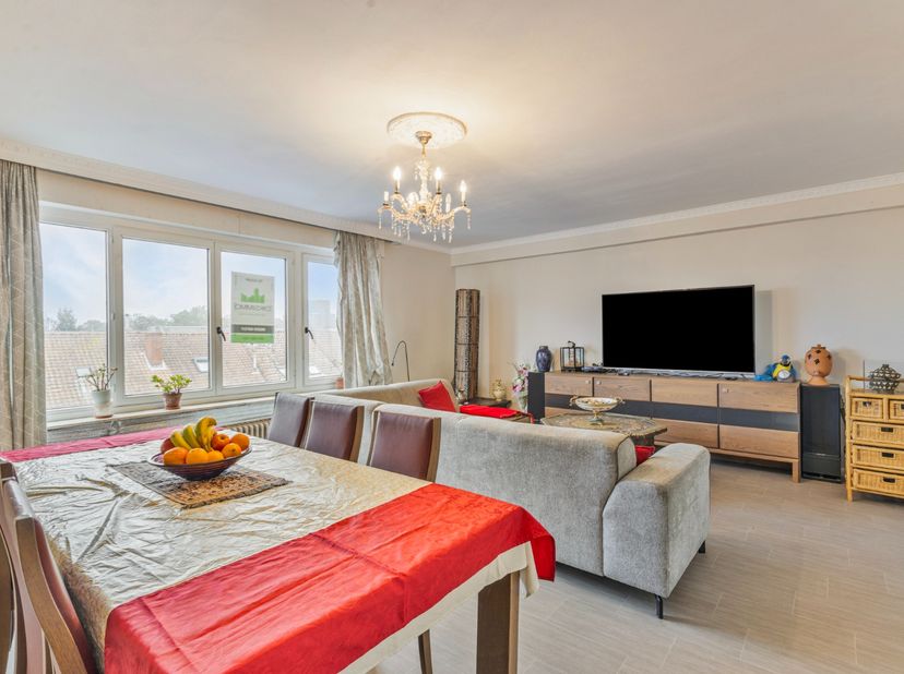 GROOT GROTER GROOTST. Beleef dit royaal appartement met ons.<br />
Gelegen op de 3° en hoogste verdieping van een kleinschalige residentie. De praktis