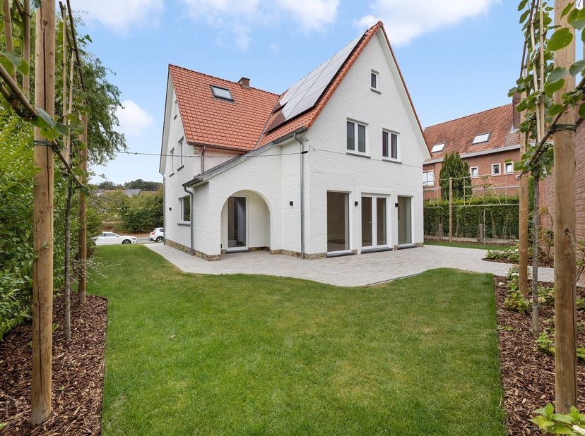 In de gegeerde en residentiële wijk Ter Elst vlakbij IMEC en Gasthuisberg bevindt zich deze alleenstaande villa, die met bijzonder veel aandacht voor