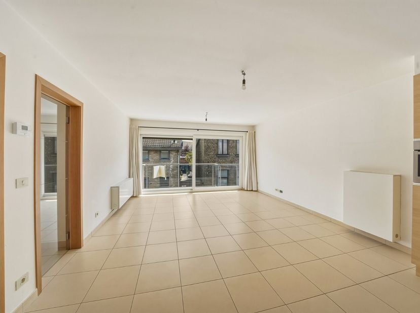 In het centrum van Oudenburg bevindt zich dit verzorgd appartement op de eerste verdieping van residentie Iris (Bj 2008). Het appartement beschikt ove