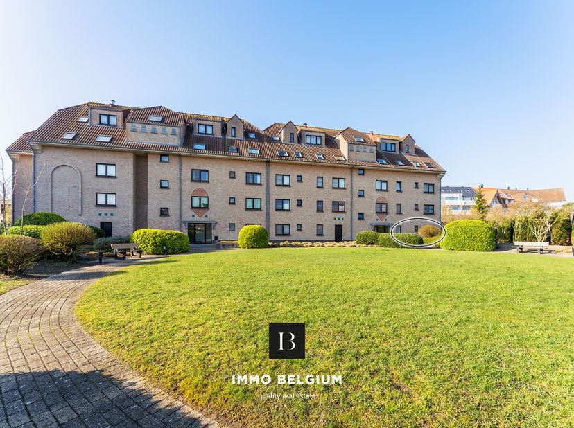 Dit goed onderhouden gelijkvloers appartement met tuin is gelegen in de residentie Boswandeling, op wandelafstand van het centrum. Het eigendom omvat