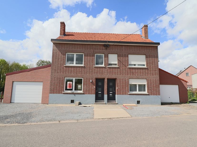 Halfopen, ruime woning gelegen in het landelijke doch centrale Blanden.<br />
Vlakbij het industrieterrein van Haasrode, verschillende verbindingswege