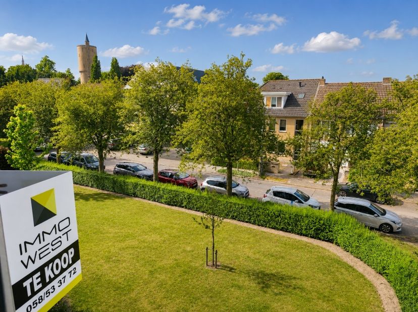 Op de tweede verdieping van de residentie Jan Blockx geniet u van een open gevoel met een rijkelijke lichtinval. Het appartement is ideaal gelegen nab