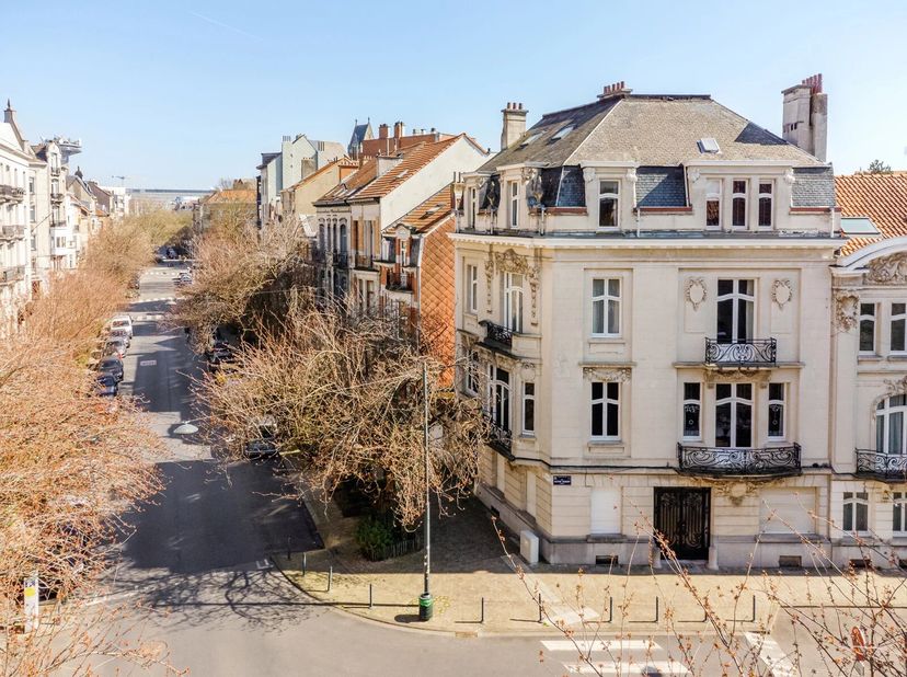 Le bien est en société on vend le bien.<br />
Maison d'angle construite en 1912, située au coin avenue E. Max 57 et Rue Victor Oudart 29 deux entrées