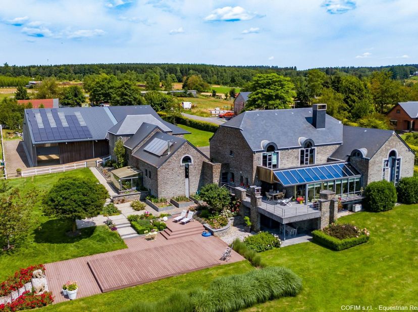Exceptionnelle propriété équestre et d’élevage bénéficiant d’un cadre idyllique, d’un panorama et quiétude unique.<br />
Le domaine bénéficie de ± 4 h