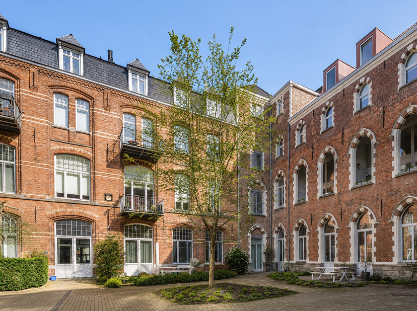 In het prachtige renovatieproject Colleghof in de Oude Houtlei in Gent bevindt zich deze karaktervolle herontwikkeling van het voormalige Sint-Amandus
