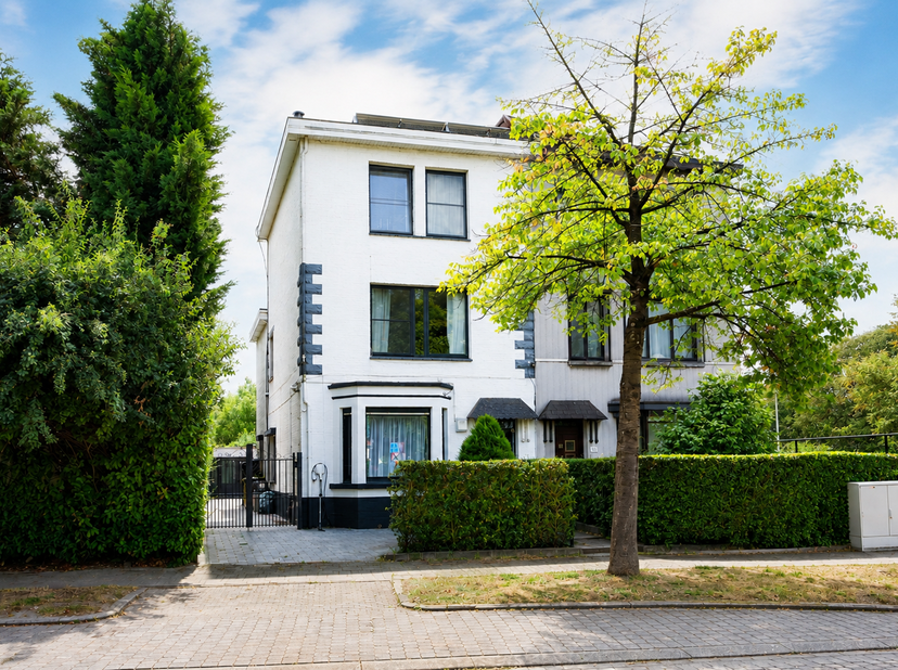 Deze goed onderhouden en ruime halfopen woning beschikt over 5 slaapkamers en 2 badkamers en is uitstekend gelegen in de gegeerde Elsdonkwijk te Edege