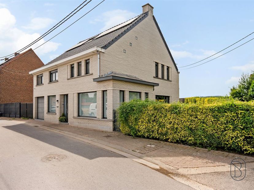 Recent gerenoveerde gezinswoning met 4 slaapkamers, garage, tuin en domotica!<br />
Bent u op zoek naar een RUSTIG gelegen, INSTAPKLARE gezinswoning w