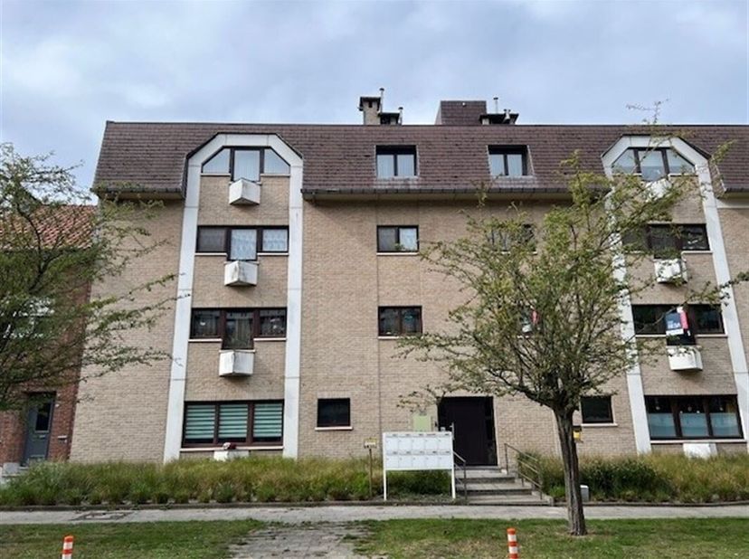 Welkom in dit charmante appartement met garage! Bij binnenkomst in de ruime leefruimte valt meteen de open indeling op, die zorgt voor een aangename l