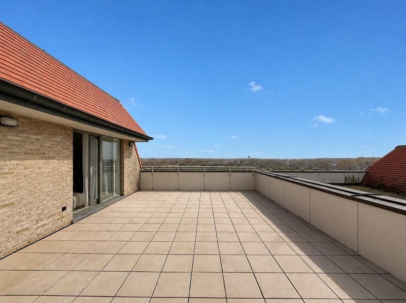 Deze prachtig gerenoveerde penthouse op een toplocatie in Nieuwpoort-Bad, combineert luxe, comfort en een uitzonderlijk uitzicht. Gelegen op wandelafs