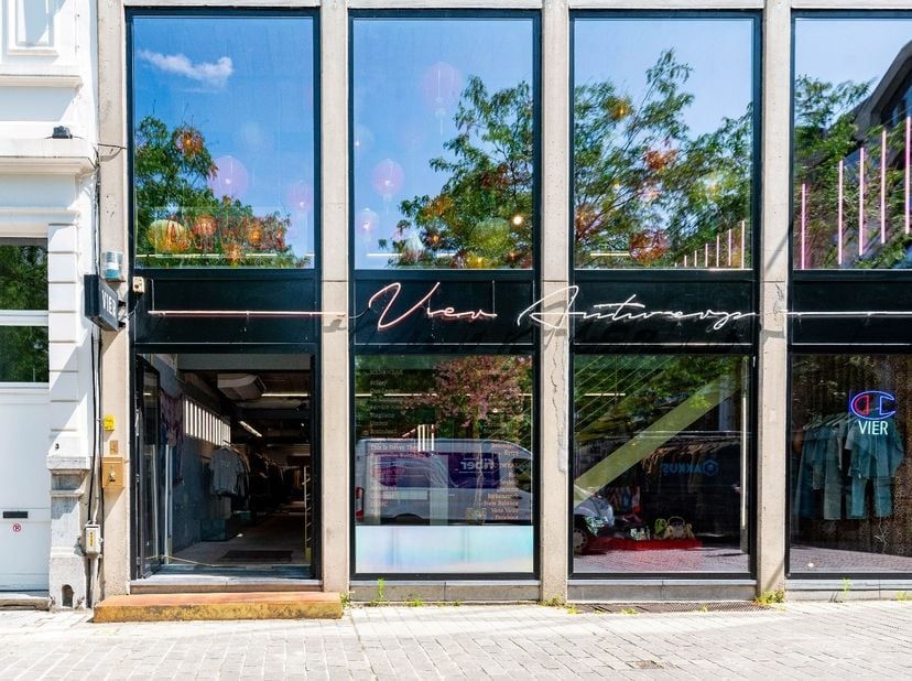 Ontdek dit commercieel gelijkvloers van ca. 250 m², inclusief een ruime kelder (ca. 60 m²) en een mezzanine (+/-105m²), ideaal voor stock, bureau of e