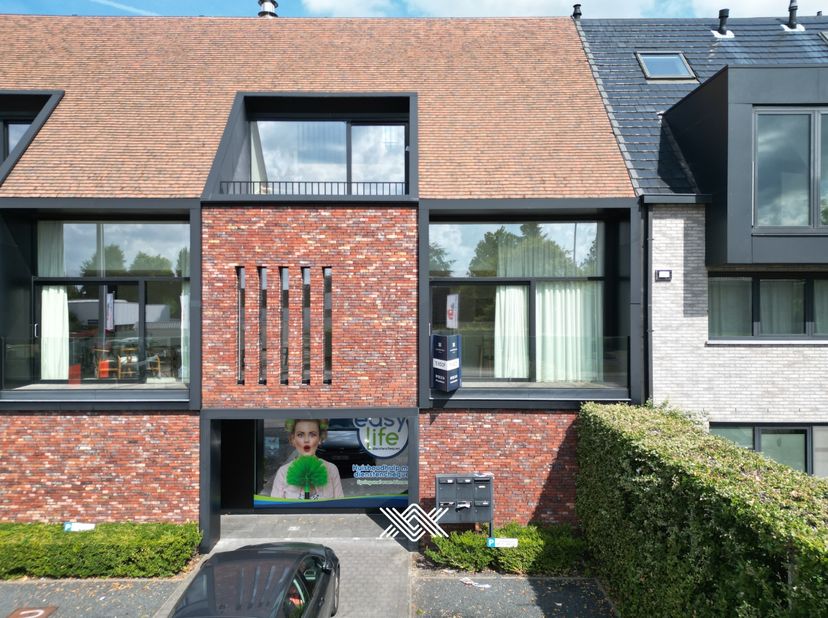 Dit instapklare appartement van 112 m² bevindt zich op de eerste verdieping van een kleinschalige residentie in Melle. Het appartement geniet van een