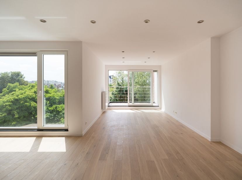 ETTERBEEK, op een steenworp van het Jubelpark en de Europese wijk, prachtig DUPLEX PENTHOUSE (3slk/2sdd) van ± 143 m² met TERRASSEN op het zuidwesten.