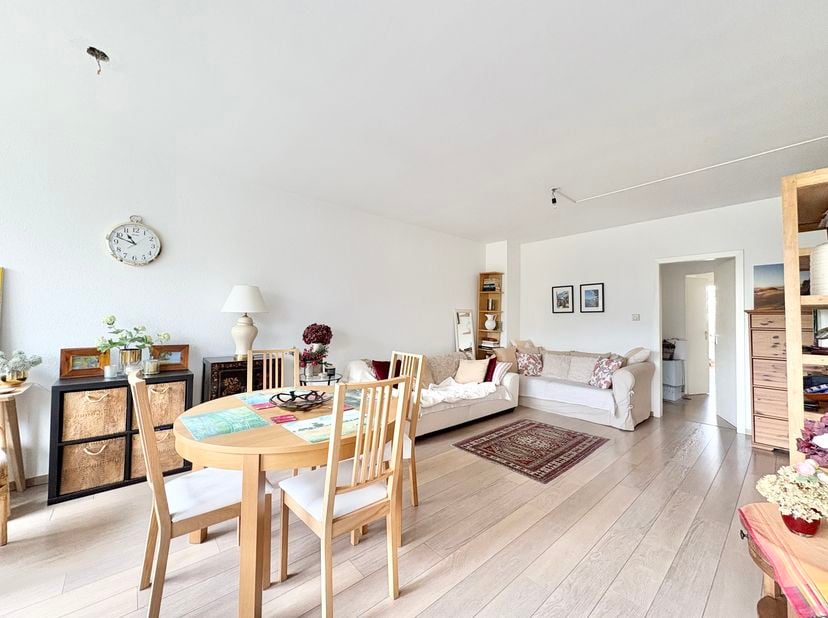 WEZEMBEEK-OPPEM, vlakbij de Mechelsesteenweg en het openbaar vervoer. Mooi APPARTEMENT (2 slpk / 1 doucheruimte) met terras en parking. Ideaal gelegen