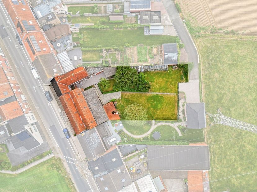 Sommige woningen spreken meteen tot de verbeelding. Deze is er zo één. Zodra je de voordeur opent, voel je het: de ruimte, de stevigheid, het potentie