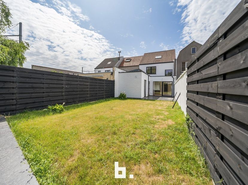 Ontdek deze prachtig gerenoveerde woning op een topligging in de Hendrik Consciencestraat 69 te Knokke-Heist. Deze instapklare woonst combineert klass