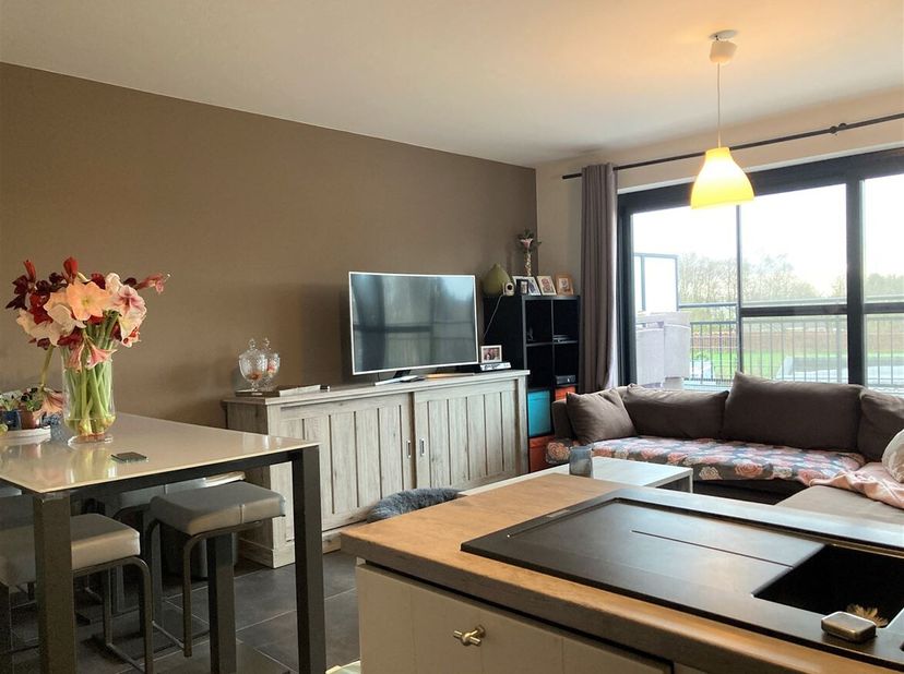 Appartement avec 2 chambres, terrasse et 2 places de parking à Hulshout<br />
Situation : Appartement idéalement situé avec des écoles, des magasins e