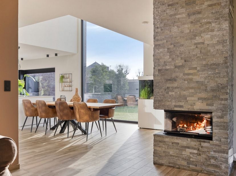 Prachtige moderne woning (324 m²) met een hoogwaardige afwerking en een praktijkruimte of eventueel 5 slaapkamers op een hoekperceel van 831 m².<br />