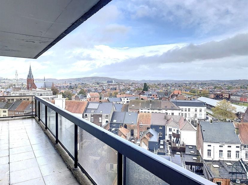 Goedgelegen op 1 minuut van het station: ruime degelijk appartement met 2 slaapkamers en een terras genietend van een magnifiek uitzicht.<br />
INDELI
